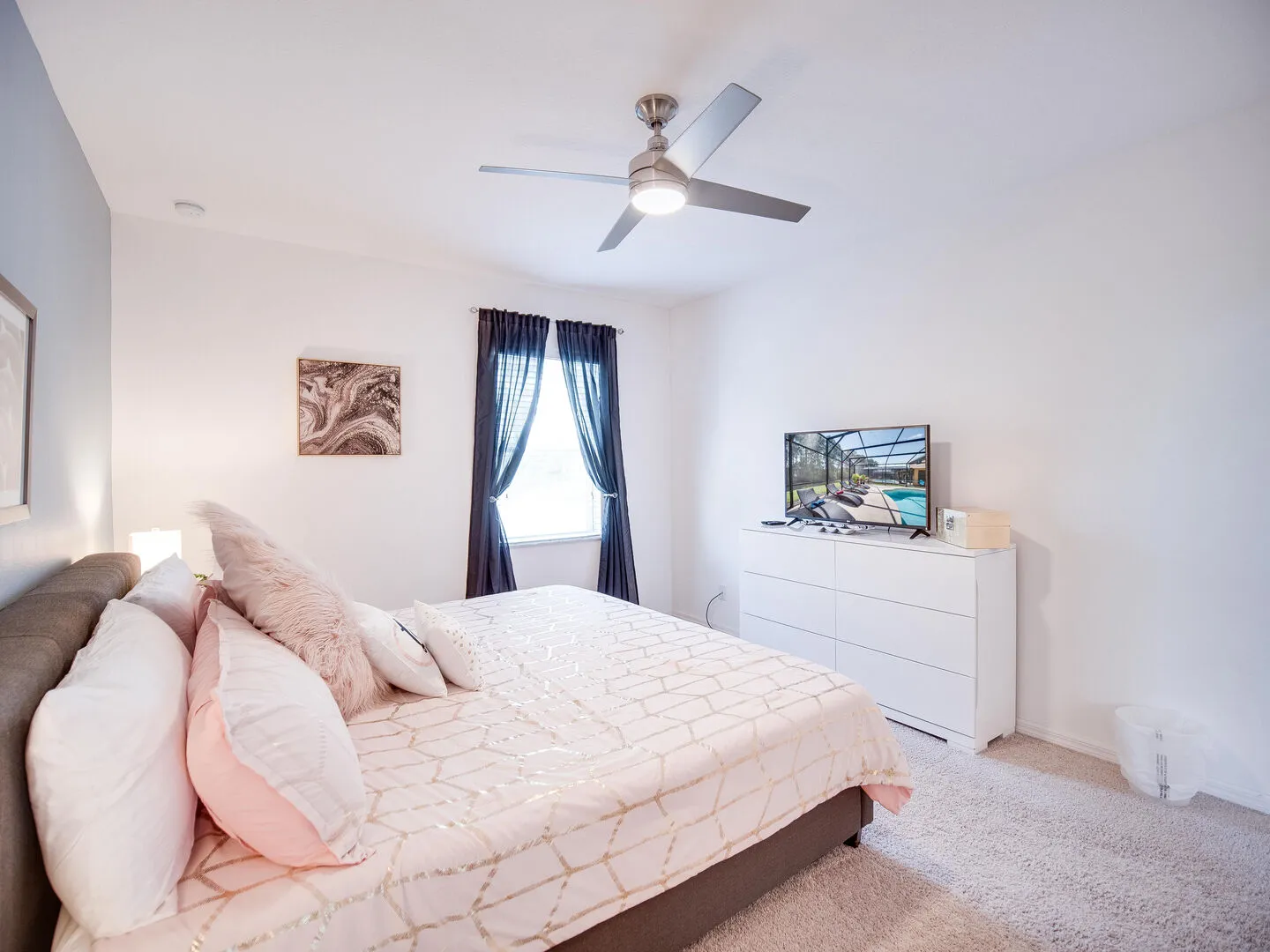 Contemporary Suite — photo 2 of 4