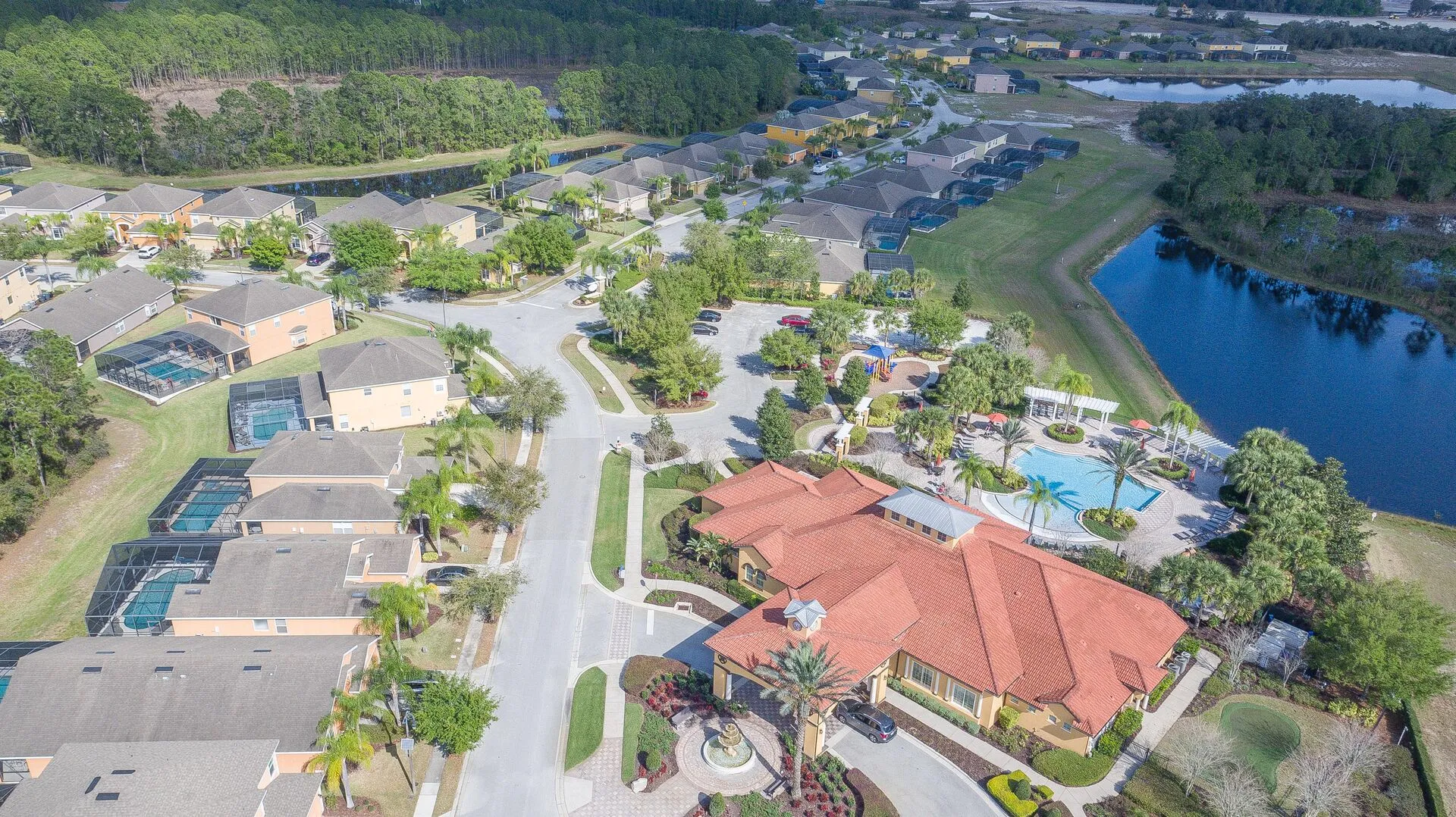 Vue aérienne du resort sécurisé Watersong à Davenport, en Floride, avec ses lacs et villas près de Walt Disney World